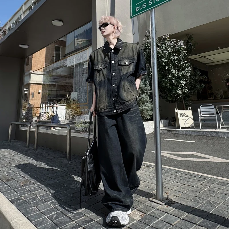 

Комплект из двух предметов TANGZ Studio: джинсовая куртка с заклепками из смешанной кожи и свободные брюки. Модный летний мужской наряд.