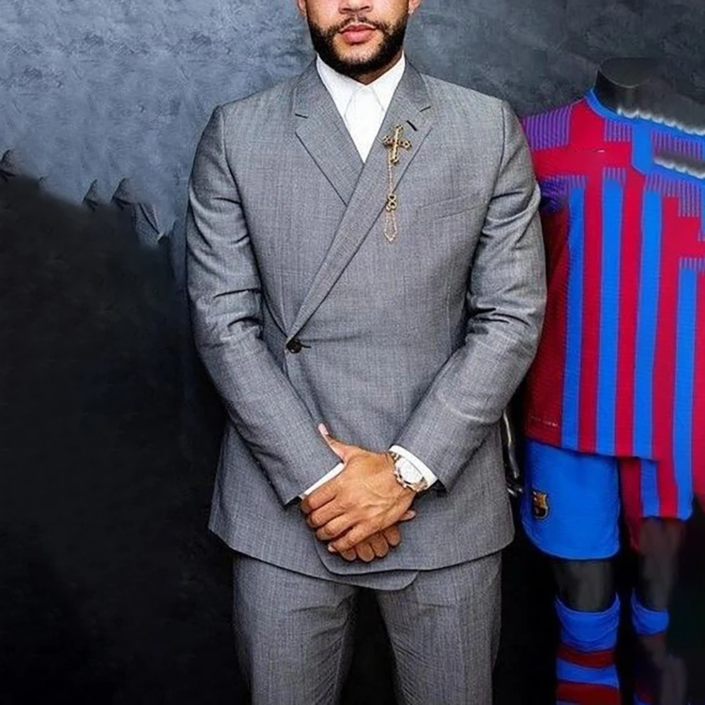 

Элегантный серый мужской костюм-двойка: модный приталенный пиджак на одной пуговице и брюки. Индивидуальный пошив. Мужская деловая одежда.