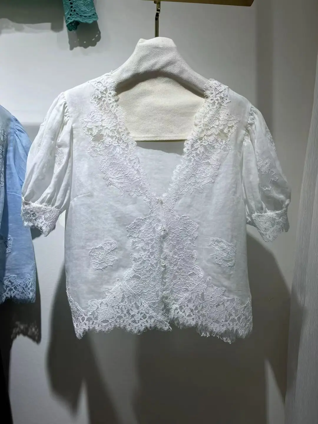 

Lace Embroidery Patchwork Women White Shirt 100% Ramie V-Neck Puff Sleeve Single Breasted Fashion Ladies Blouse Top