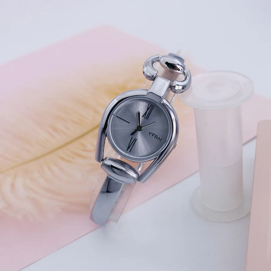 Mode rétro bouton conception montre à Quartz femmes Bracelet montres décontracté alliage Bracelet montres Reloj Mujer Elegante