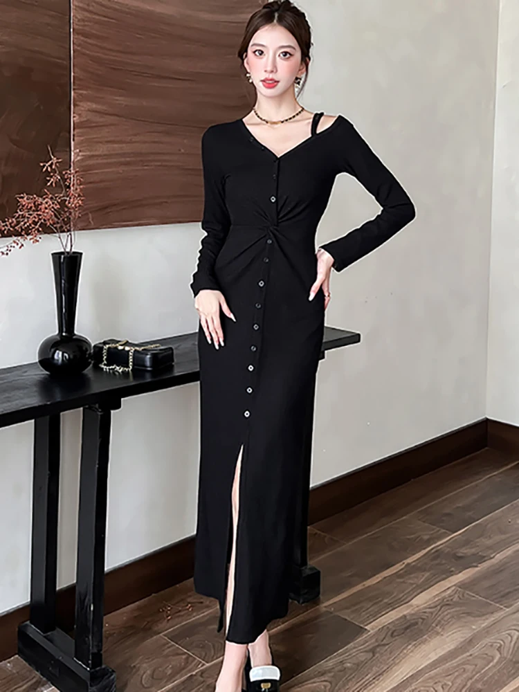 Damska sukienka w stylu vintage Hepburn, jesienno-zimowa, czarna, dzianinowa, zapinana na guziki, sukienka z długim rękawem, dekolt w serek, plisowana, dopasowana sukienka na studniówkę, model 2025.