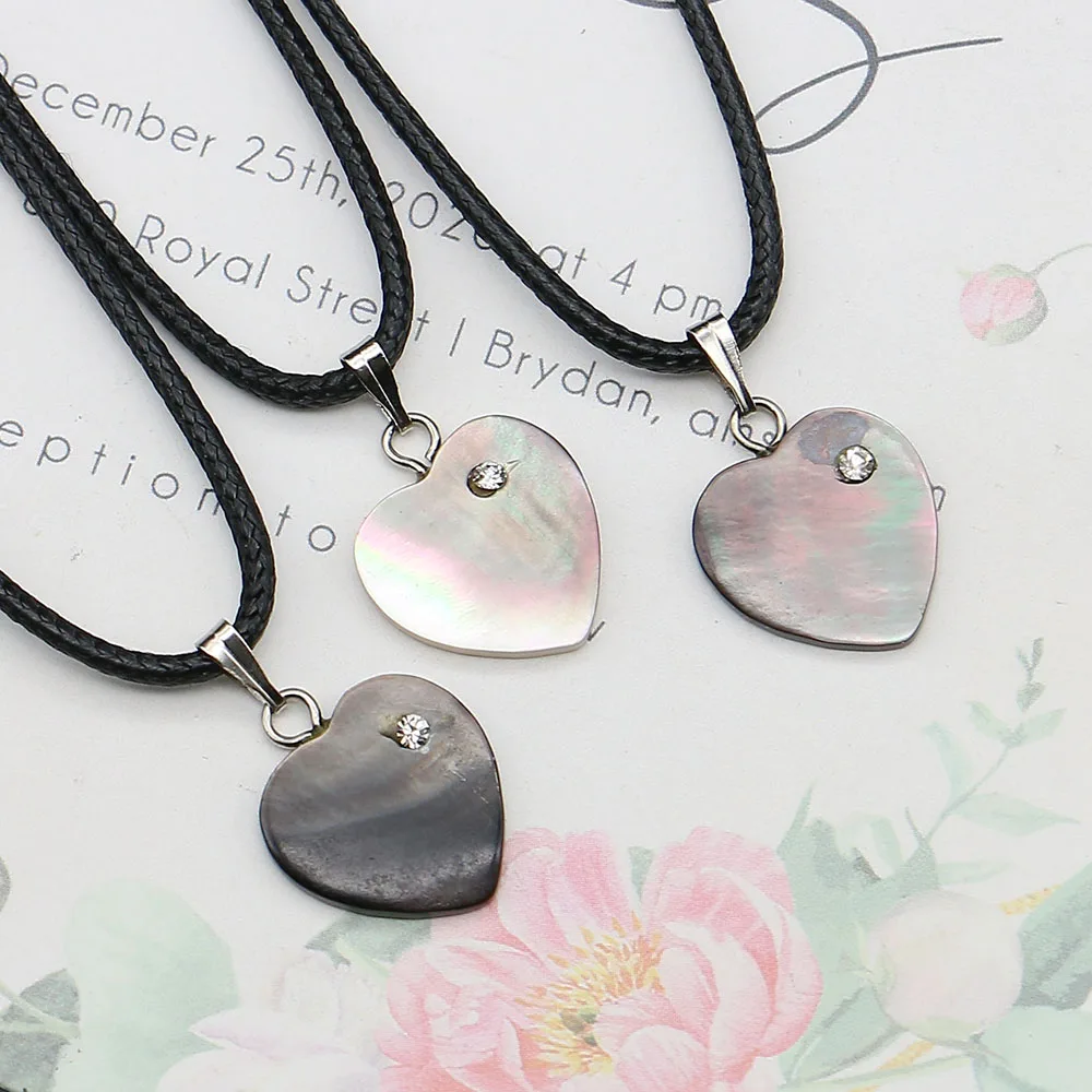 

Romantic Heart-Shaped Natural Shell Pendant Necklace Single-Sided Black Shell With Glass Crystal Inlay Stylish Fashion Jewelry