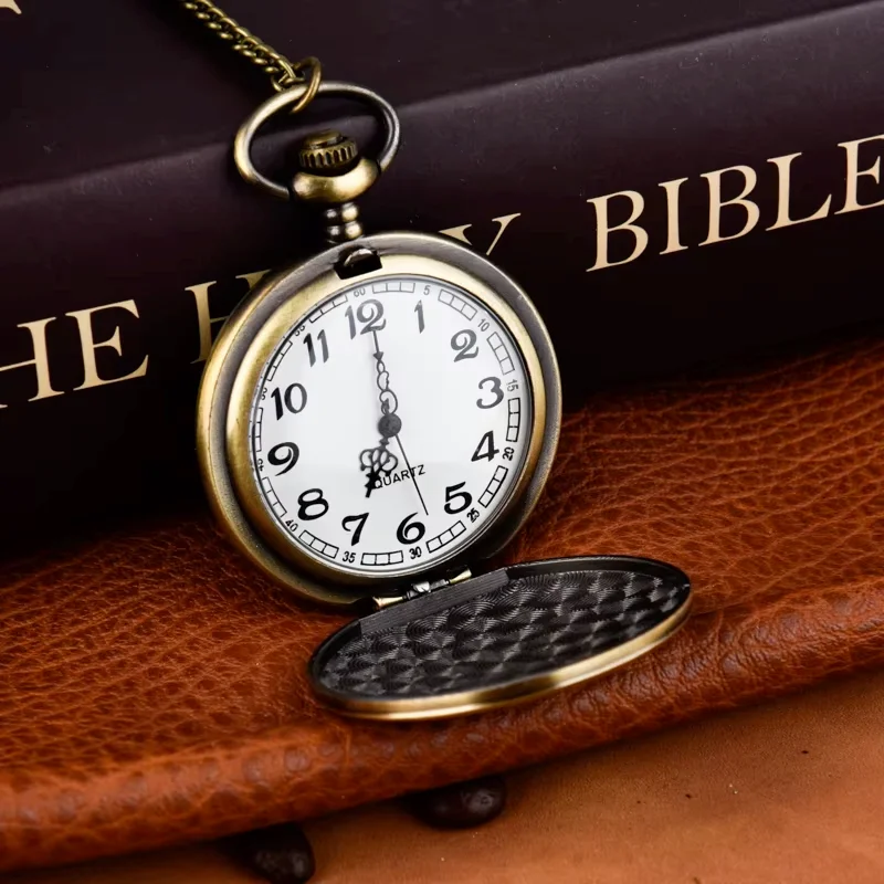 Orologio da tasca vintage con scritta in bronzo. Grande orologio da tasca al quarzo con collana con copertura ribaltabile