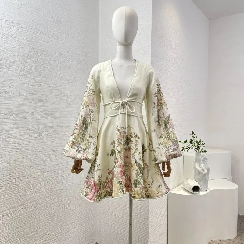 Cremeweißes Minikleid mit Blumendruck, langen Ärmeln und V-Ausschnitt 2025