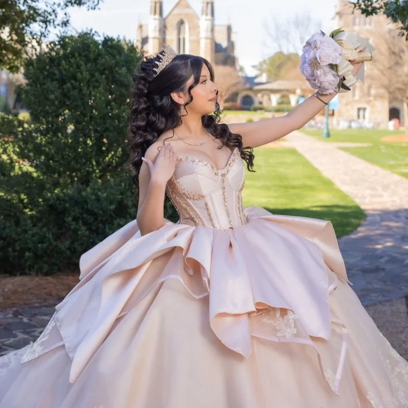 

Атласное платье цвета шампань для церемонии Quinceanera с открытыми плечами, кристаллами, многослойной отделкой, длинным шлейфом и бантом, платье для церемонии Quinceanera. ﻿ Индивидуальный заказ