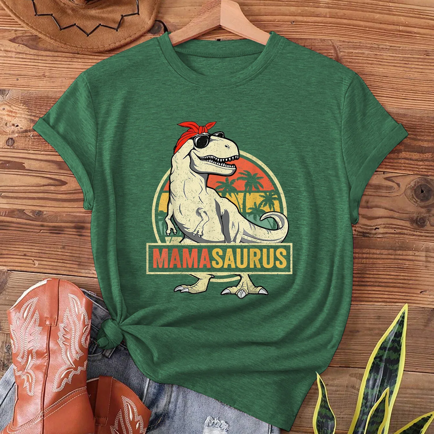 Casualowa koszulka damska Dinosaur Mom Walking Under Coconut Trees on The Beach Krótki rękaw z nadrukiem Top Casual Tops dla kobiet