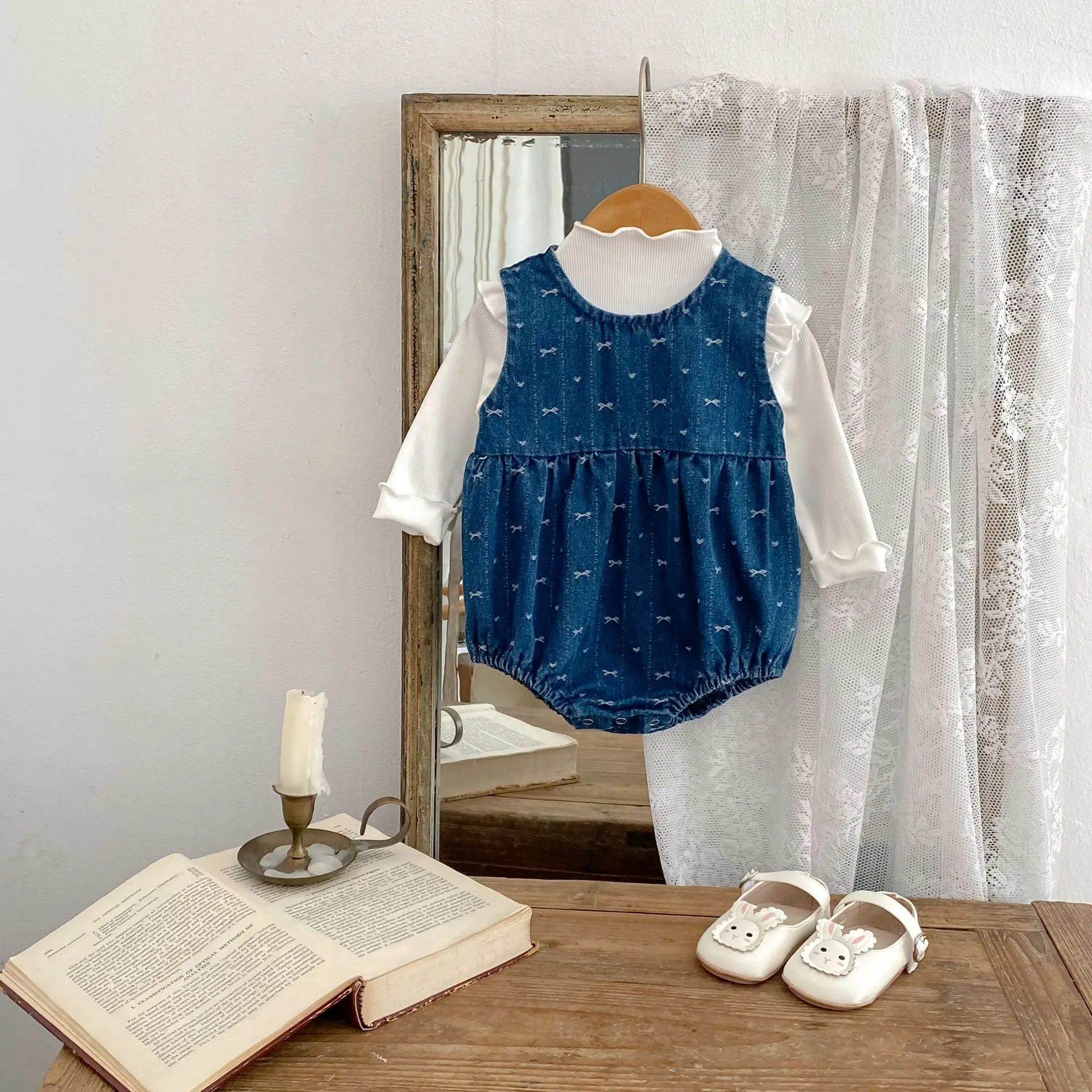 ชุดบอดี้สูทเดนิมเด็กผู้หญิงใหม่ ฤดูใบไม้ร่วง 2025 ชุดจั๊มสูทแขนกุดลายโบว์น่ารักสำหรับเด็กแรกเกิด เสื้อผ้าเจ้าหญิงสำหรับเด็กวัยหัดเดิน 0-24 เดือน