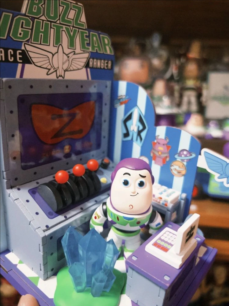 在庫あり-ディズニー-トイ-ストーリー-スティッチ-ジュディ-ニック-バズ-アセンブリ-シーン-コテージ-シリーズ-アクションフィギュア-オーナメント-おもちゃ-女の子の誕生日プレゼント