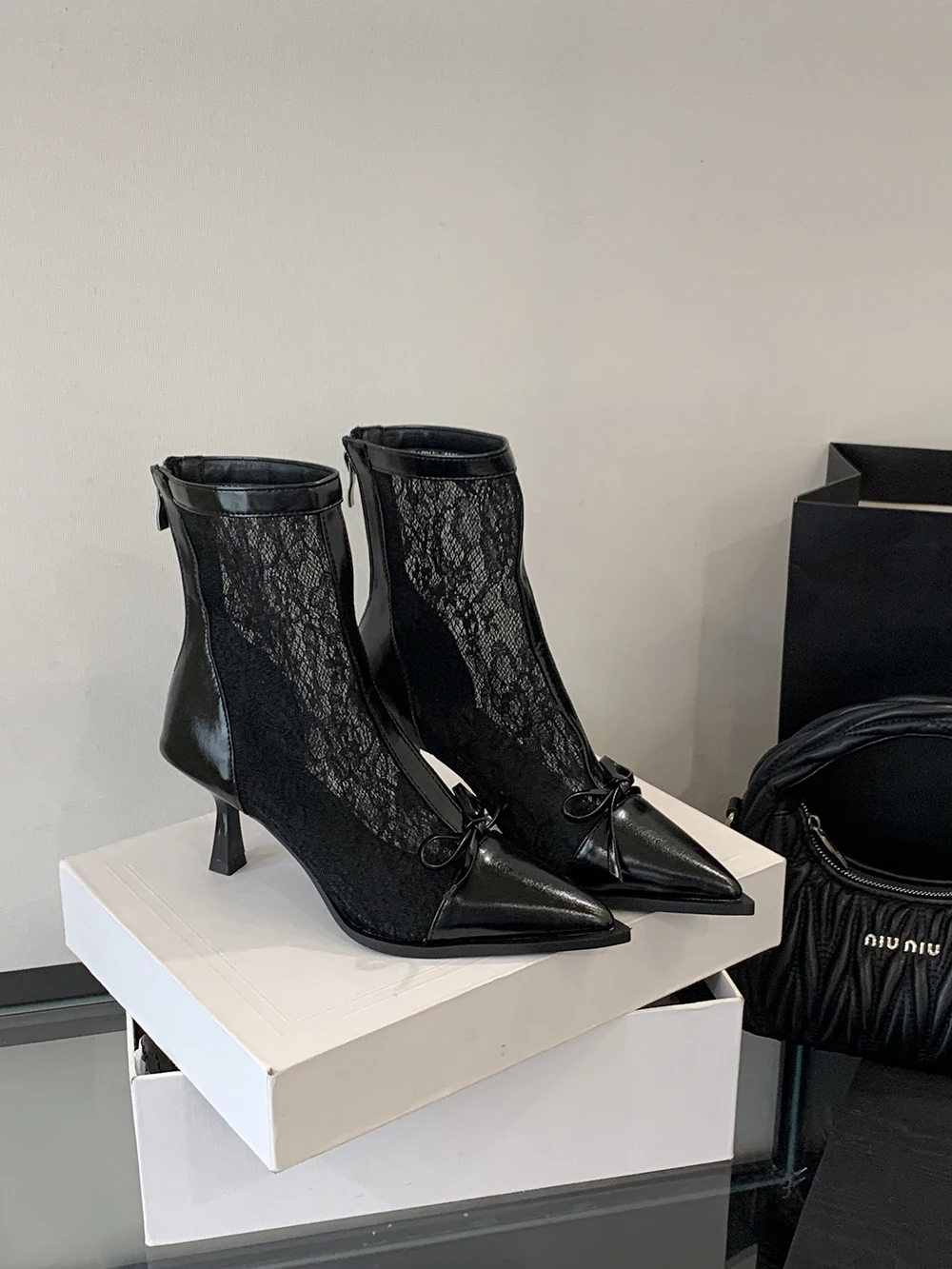 

Модные женские сандалии, ботинки, короткие ботильоны с бантом, элегантные вечерние туфли-лодочки на тонком высоком каблуке с молнией сзади, модельные туфли белого цвета