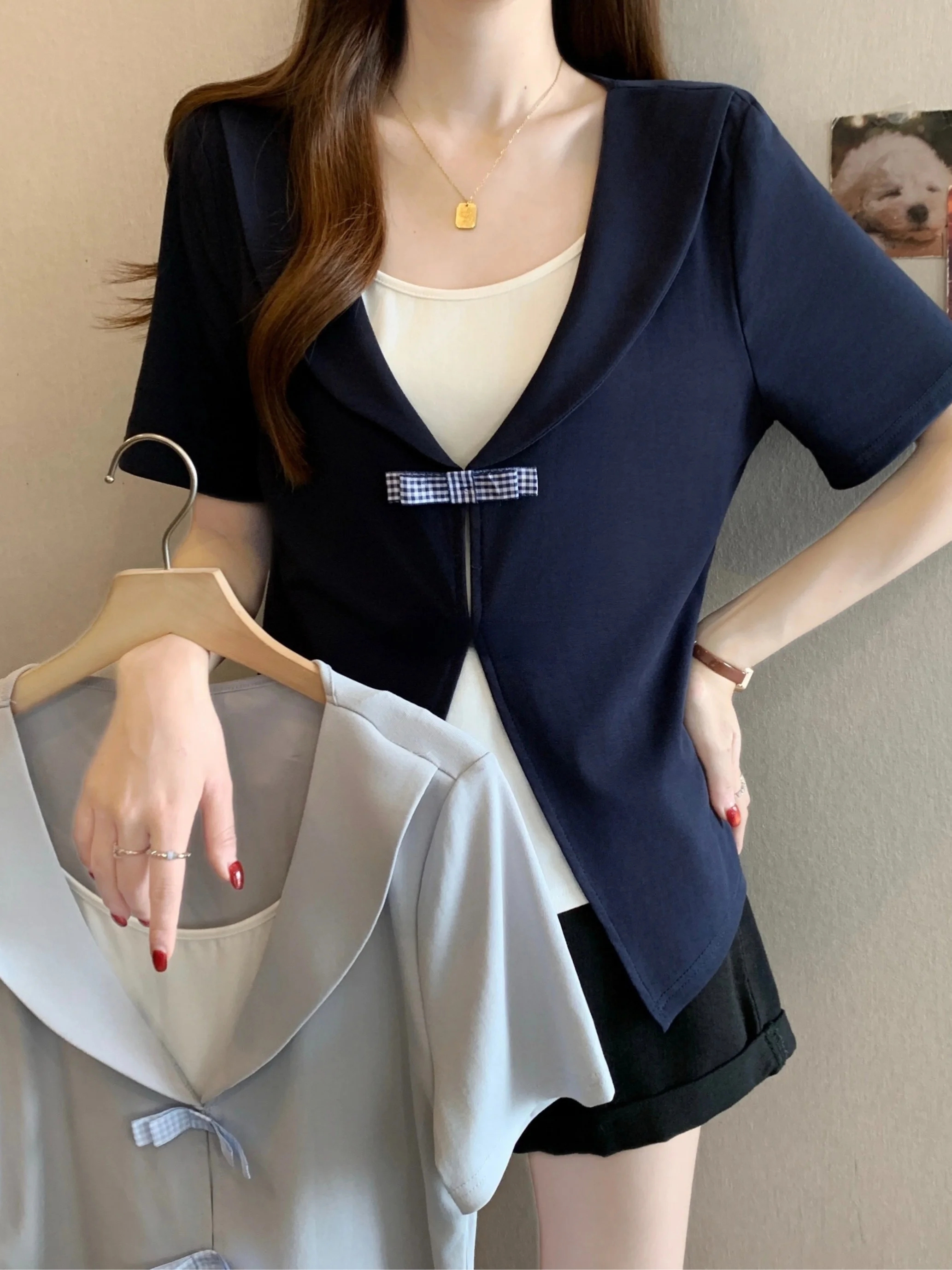 

Женская футболка больших размеров в стиле преппи с темно-синим воротником и коротким рукавом, летний новый дизайн, асимметричный топ, имитация двухслойности