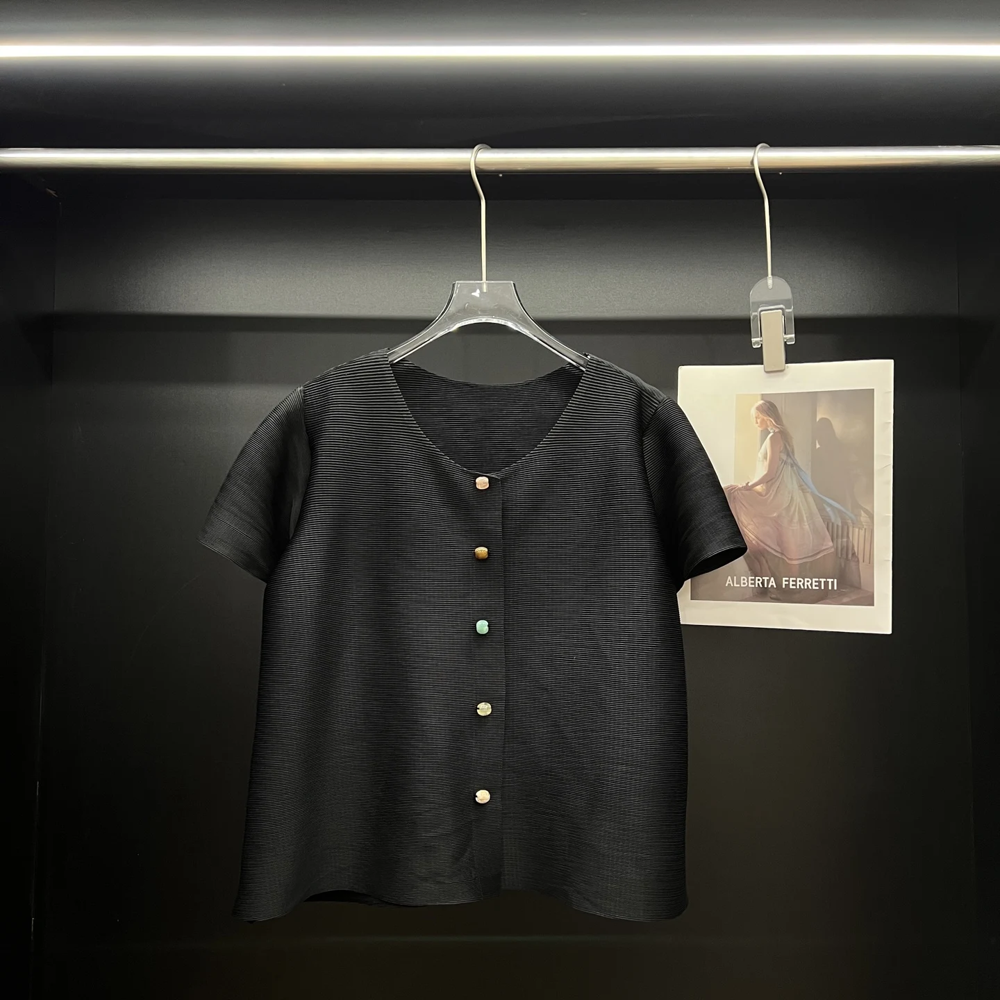 Miyake จีบเสื้อสเวตเตอร์ถักสีทึบ 2025 ฤดูร้อนใหม่แฟชั่นหลวมรอบคอแขนสั้นเสื้อยืด