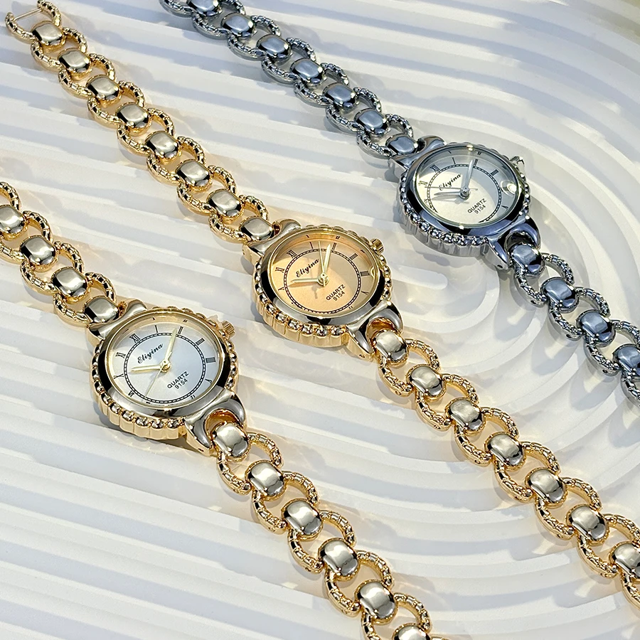 

Vintage Floral-Embellished Chain-Link Women's Watch with Delicate Dial