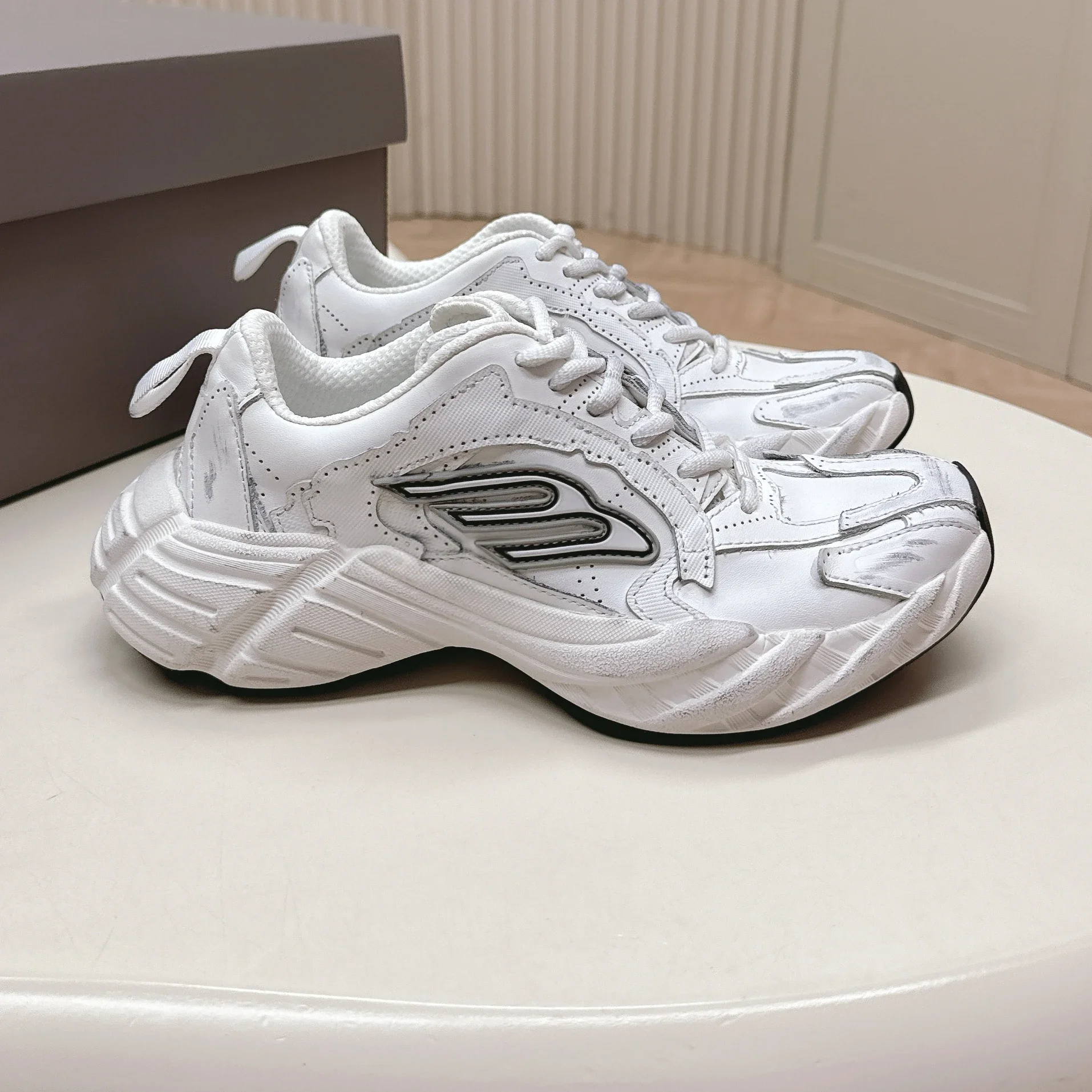 Новое поступление 2023 года, обувь в уличном стиле для мужчин и женщин, кроссовки из натуральной кожи на толстой подошве со шнуровкой, обувь для влюбленных, спортивная обувь Новое поступление 2023 года, обувь в уличном стиле для мужчин и женщин, кроссовки из натуральной кожи на толстой подошве со шнуровкой, обувь для влюбленных, спортивная обувь