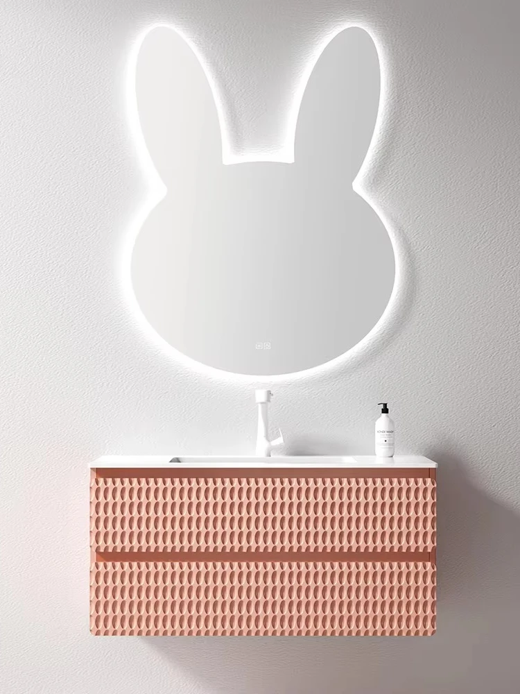 Mobiletto da bagno moderno in legno massello, lavabo in ceramica laccata in stile moderno e specchio per hotel