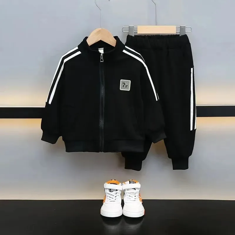 

новый весенний комплект спортивной одежды для мальчиков для маленьких и средних детей – это модный корейский комплект из двух предметов, который имеет стал улицами.