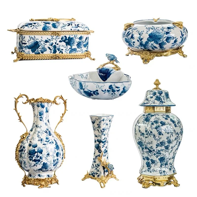 

European-style ceramics with copper ornaments, American-style villa living room entrance blue and white porcelain