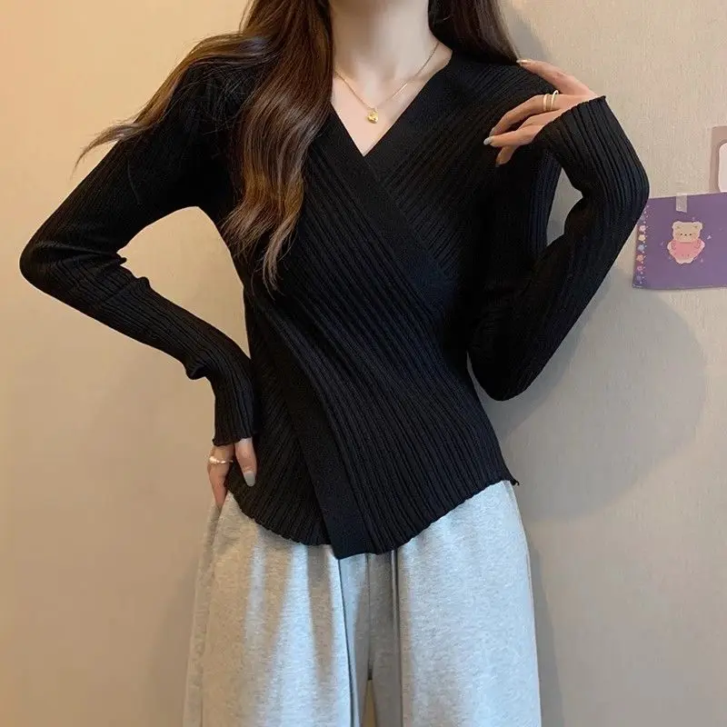 2024 New Women's Autumn/Winter French V-neck Luxury Sweater Bottom Coat with Black Knitted Top