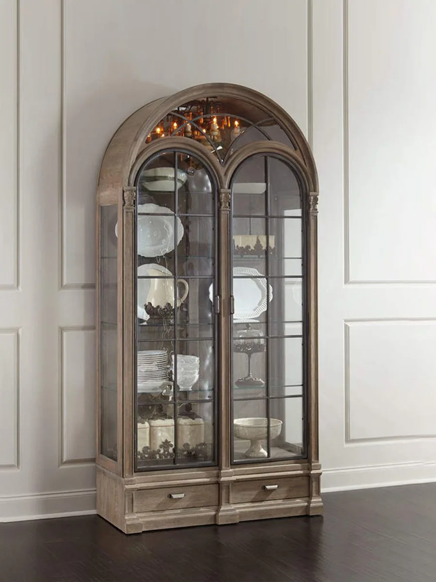 Soggiorno retrò francese contro la porta in vetro dell'armadietto alto in legno massello a parete