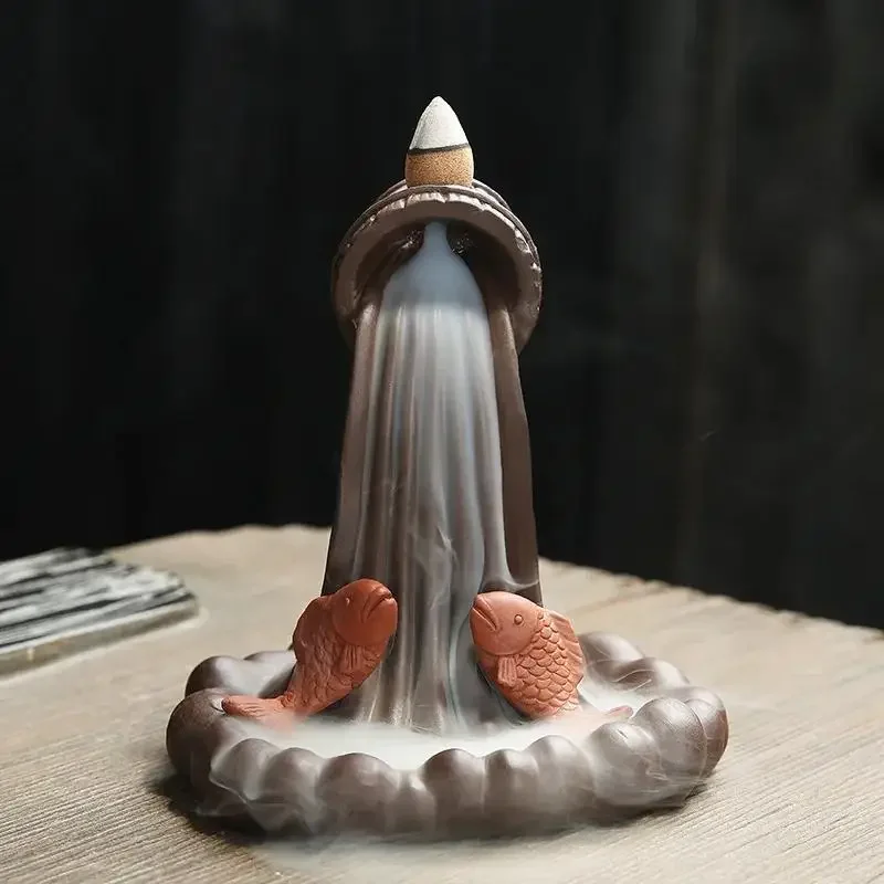 1 Stück Kreativer Maskottchen-Keramik-Wasserfall-Fisch-Rückfluss-Räucherstäbchenhalter für die Heimdekoration (ohne Räucherstäbchen)
