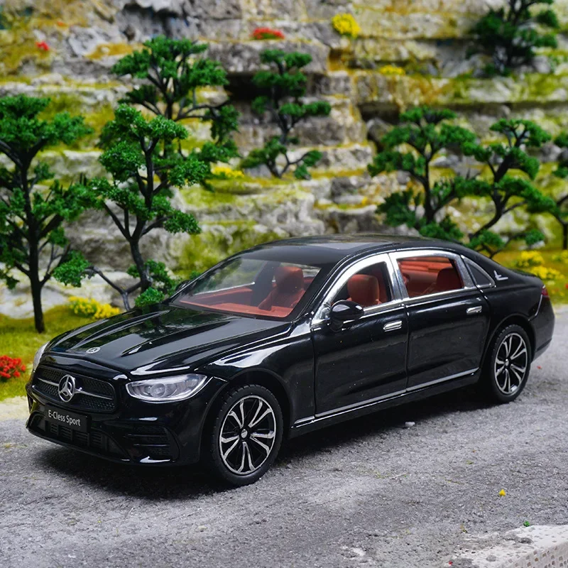 1:32 E-Class E300 L Alloy Car Model Diecasts Metal Vehicles Car Model Sound and Light Simulation Collection Toys Gift