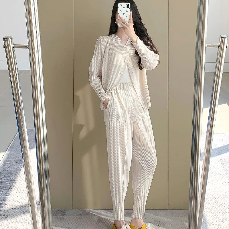 

Miyake плиссированный костюм женский осенний новый кардиган на пуговицах с длинными рукавами куртка широкие брюки редиска комплект из 2 предметов простой отдых