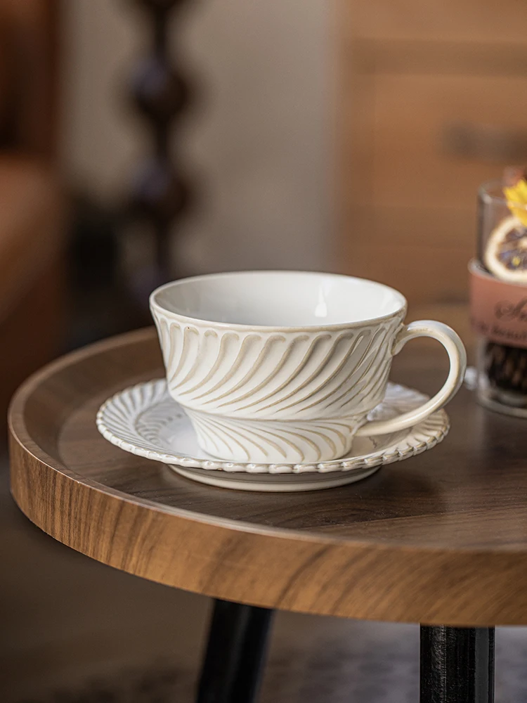 

Винтажная керамическая кофейная чашка и блюдце в стиле ретро Americano Latte