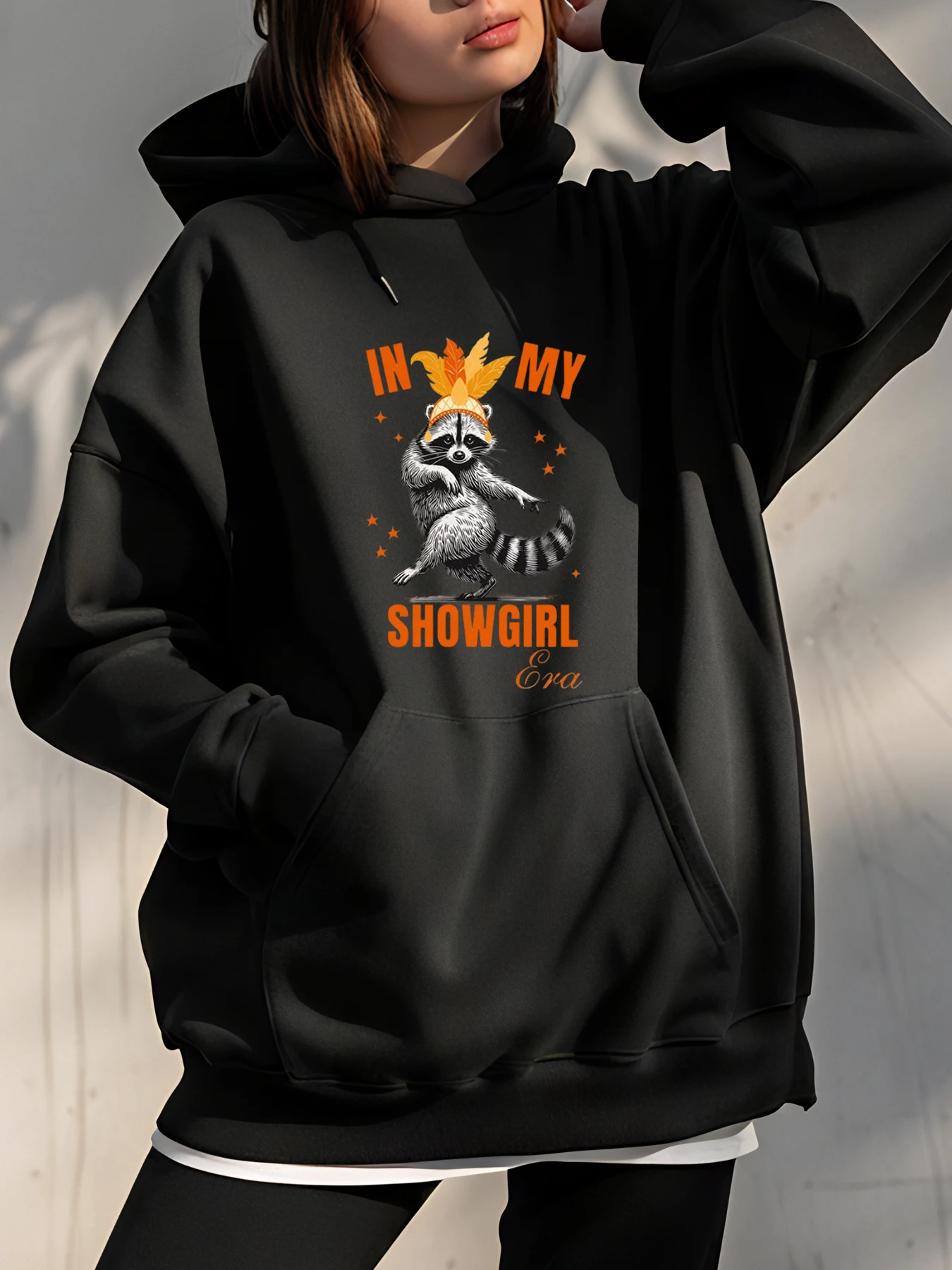 Hoodie Racoon In My Showgirl Era Print Wanita Kasual Streetwear Fashion Sweatshirt Lengan Panjang Pullover Outerwear untuk Wanita