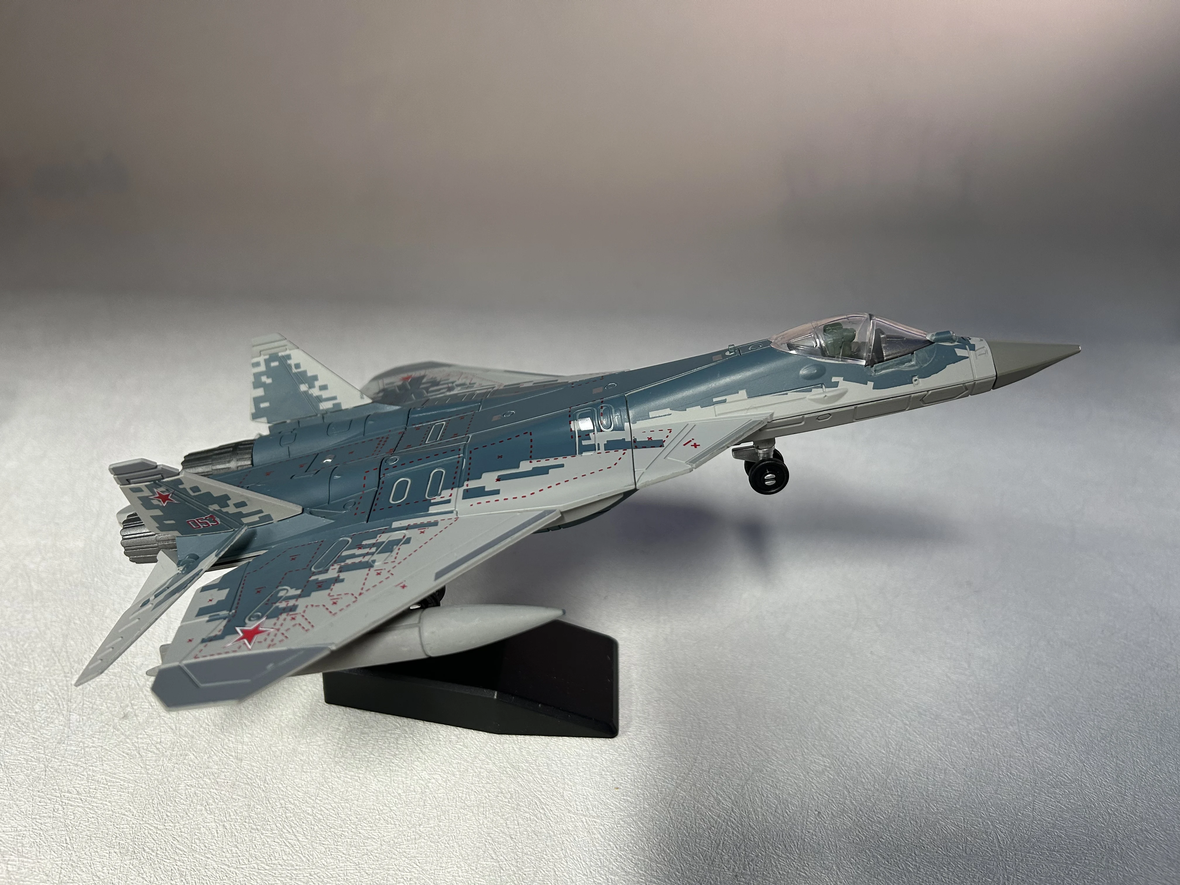 نموذج طائرة لعبة 1/72 مقياس الروسية SU57 سوخوي SU-57 طائرة مقاتلة معدنية عسكرية الانتهاء ABS دييكاست محاكاة Gif