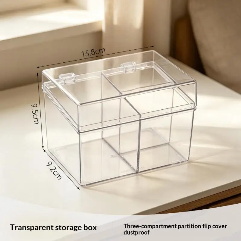 Transparenter Kunststoff-Aufbewahrungsorganizer mit 3 Fächern und staubdichten Klappdeckeln für die Aufbewahrung von Wattestäbchen, Haaraccessoires und kleinen Gegenständen im Badezimmer. – Detail 14