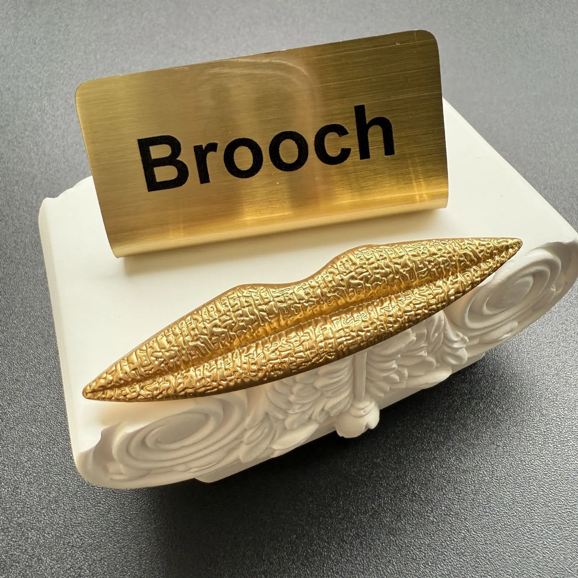 

European and American Retro Lip Style Brooch, Exquisite Heavy Industry Clothing Accessories for Women Men