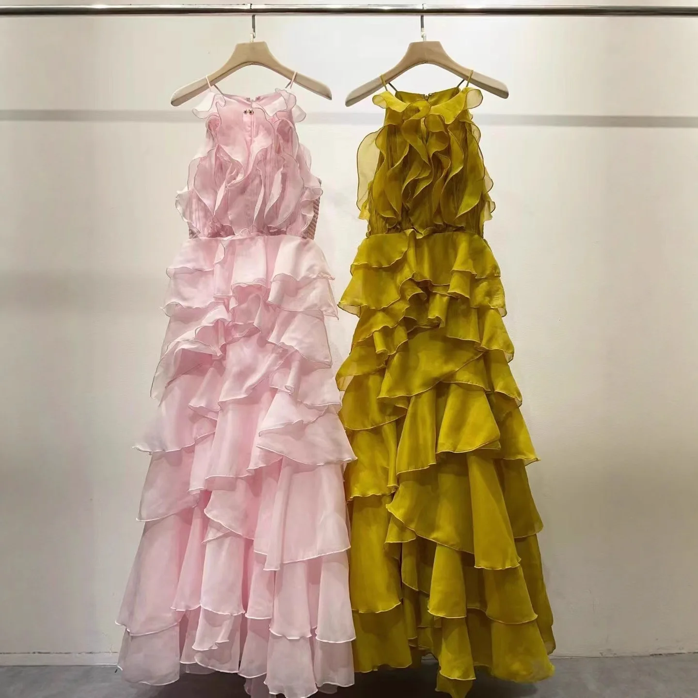 Vestido largo de pasarela de alta calidad para mujer con cuello en V y escote central recortado con volantes enmarcados