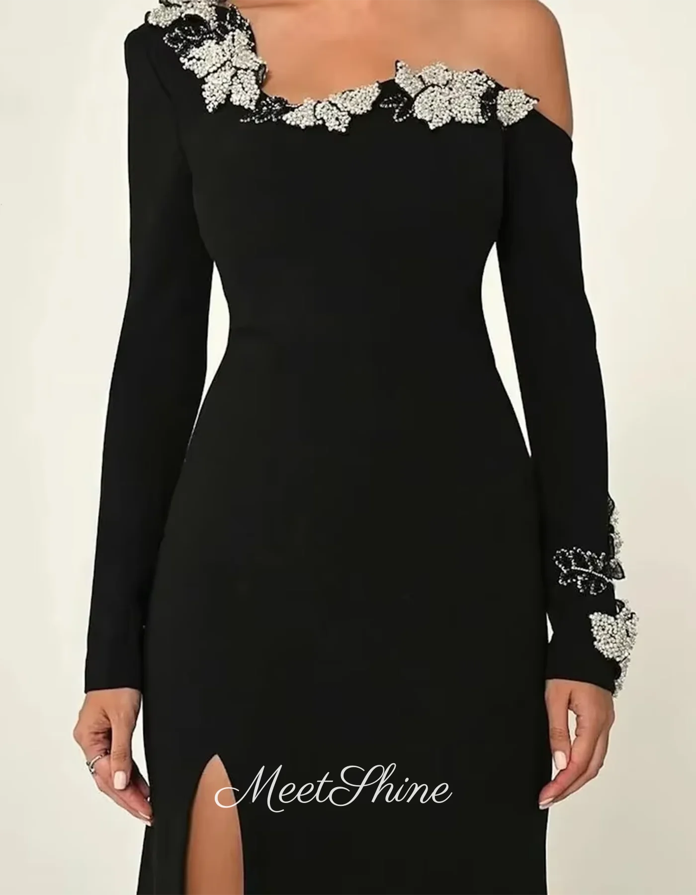 Gaun Malam Berlipat Hitam Gaun Prom Celah Samping Lengan Panjang Gaun Acara Formal Satu Bahu Manik-manik Kustom Kristal