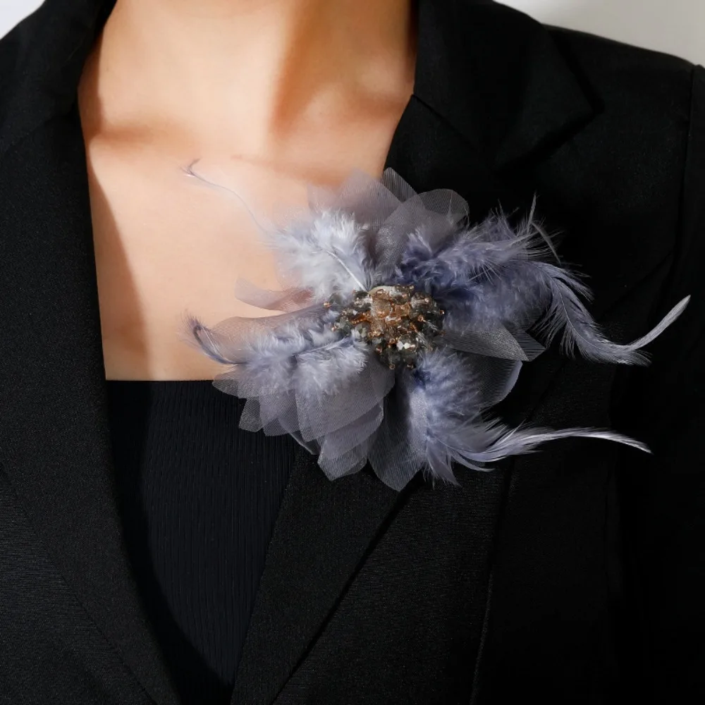

Atmosphere Feather Mesh Flower Brooch Elegant Luxurious Temperament for Women Evening Coat Chest Flower Hair Clip Accessories