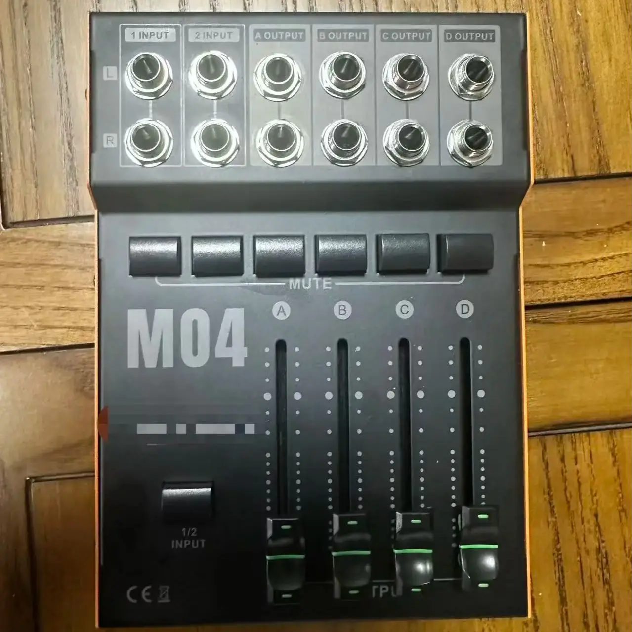 

Портативный микшерный пульт MONITOR CONTROLLER 2 в 4 выхода, аудио- и MIDI-контроллер, акустическая консоль для сценических выступлений.