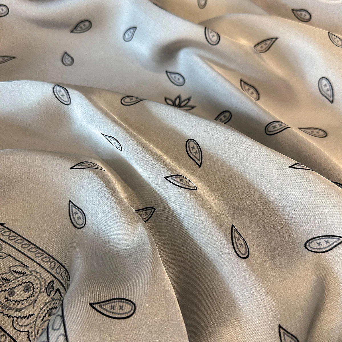 Neuer 70cm Quadratischer Paisley-Druck Seidenschal Lässiger Hijab Eleganter Dünner Atmungsaktiver Halstuch Winddichter Kopfwickel Haarbandana für Damen – Detail 11