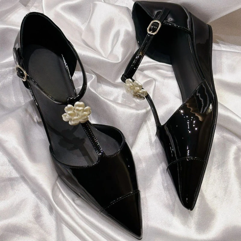 

Sexy Metal Flowers Decoration Pumps Women Fashion T Strap Buckle Designer Shoes High Quality Black Patent Leather Wedges Sandals
