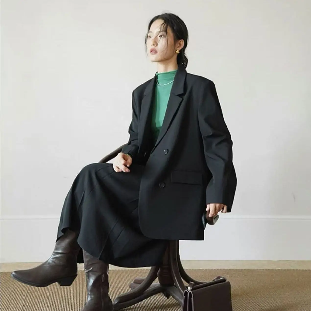 เสื้อสูทสีเทาทรงโอเวอร์ไซส์ สไตล์ชุดทำงาน หรูหรา ทรงหลวมสบาย ดีไซน์ไหล่ตกแบบดรอปโชว์เดอร์ กระดุมติดด้วยมือ ใช้ได้หลากหลายโอกาส