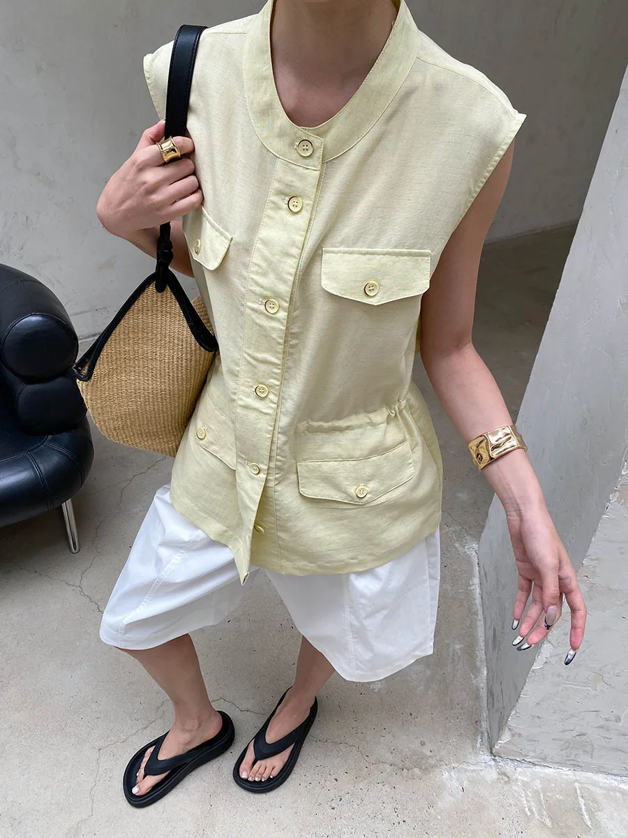 Sommerliche Damen-Weste in unifarbenem Design mit Stehkragen, Kordelzug an der Taille und schlankmachendem, ärmellosem Design. – Detail 9