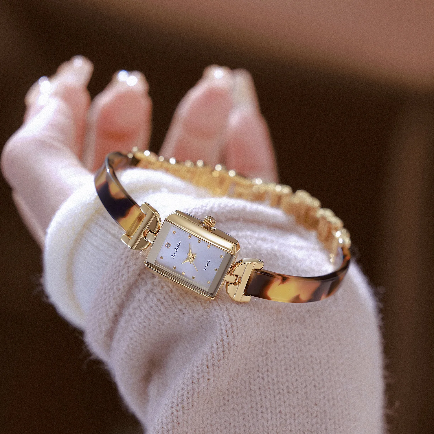 

Elegant women's watch, new French-style vintage bracelet watch, a fine selection of timepieces, a perfect gift for women.