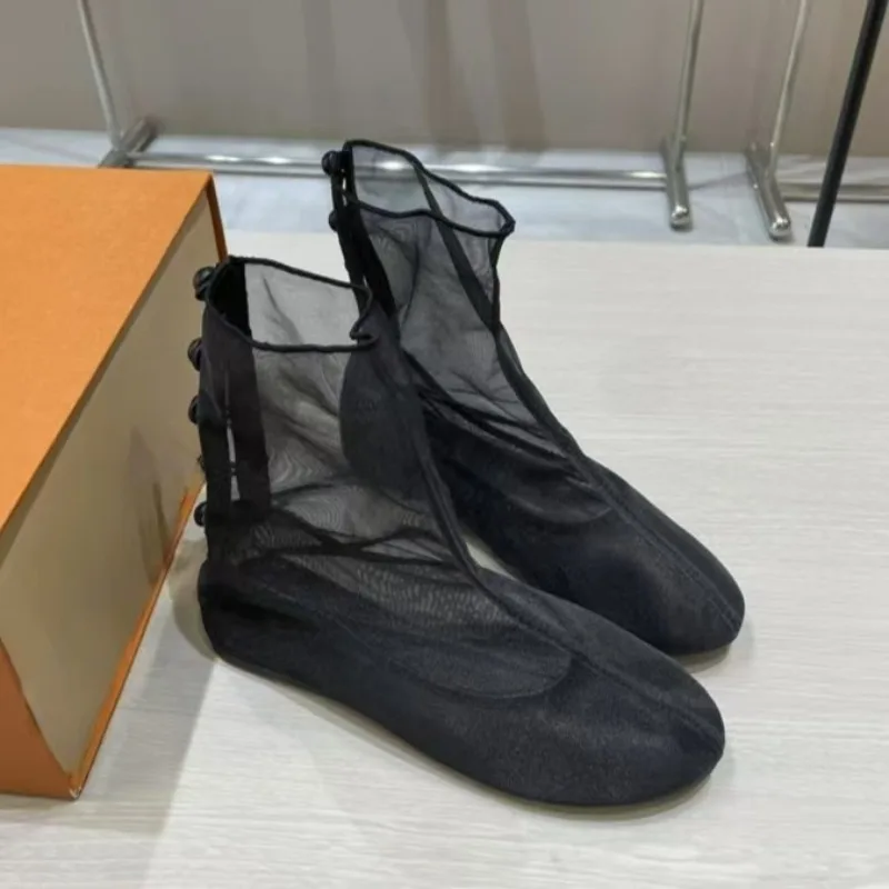 

2025: белые туфли на плоской подошве с дышащей сеткой. Летняя мода и ботильоны. Повседневная женская обувь Мэри Джейн.