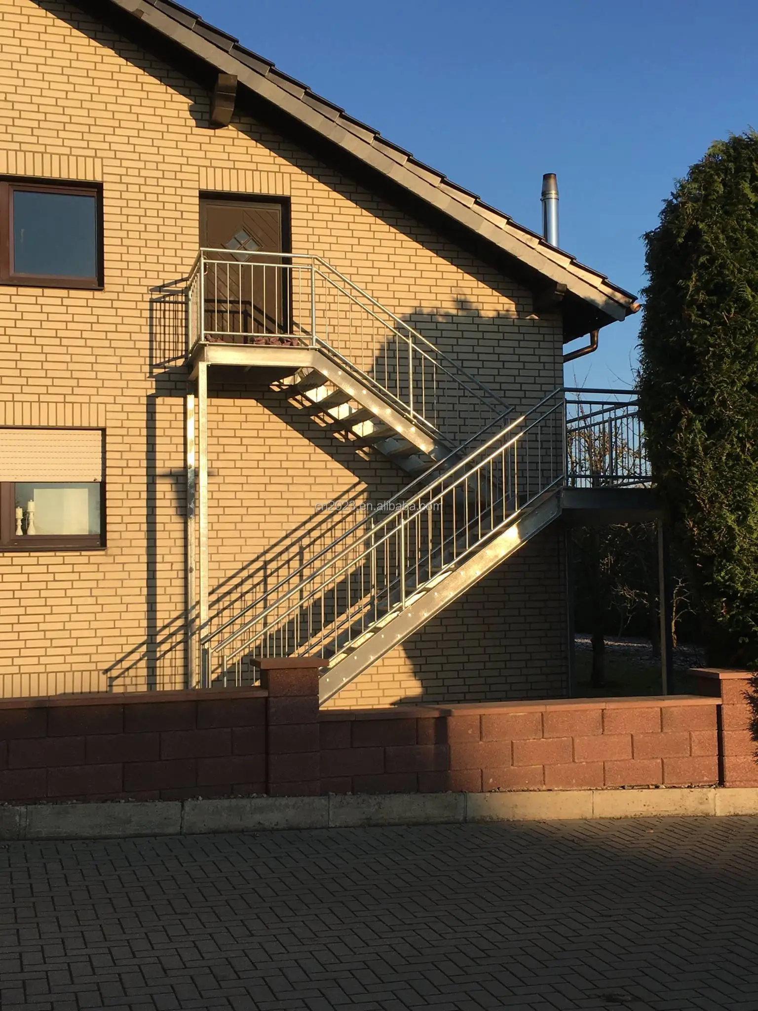 Customization Steel Fire Escape Stairs Outdoor Galvanized Metal Fire Escape Step Stair Tread Staircase Steel