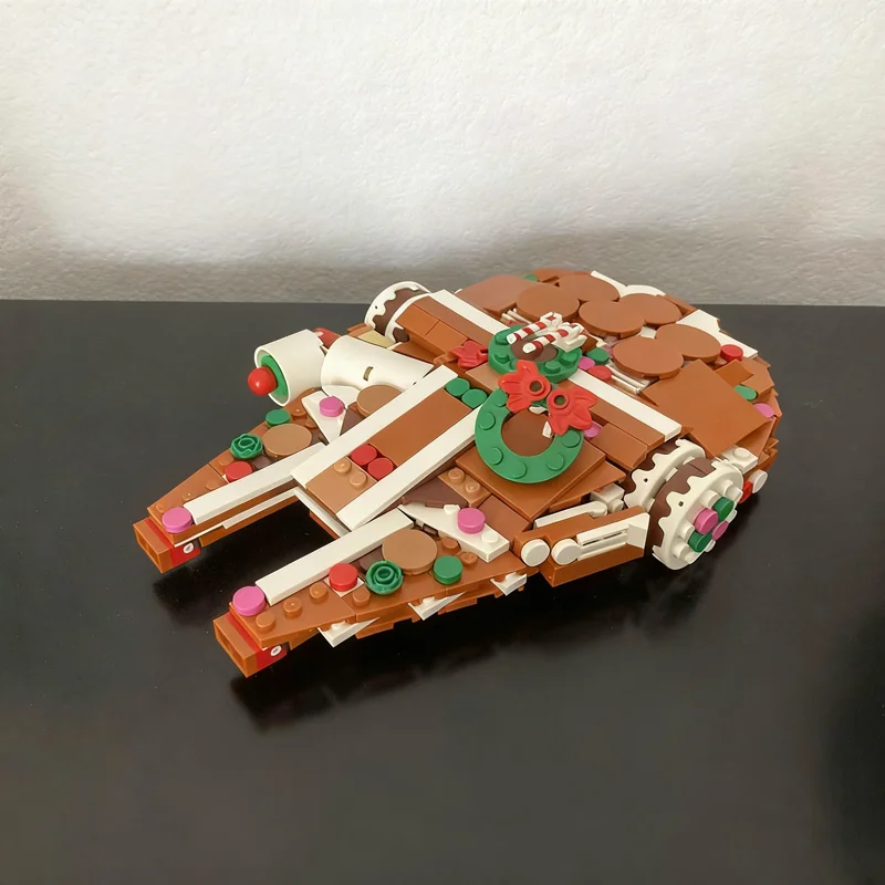 476pcs MOC Gingerbread Millennium Falcon Star Battle Model Building Blocks Tabletop Decor, Home Decor For Adults Christmas Gift