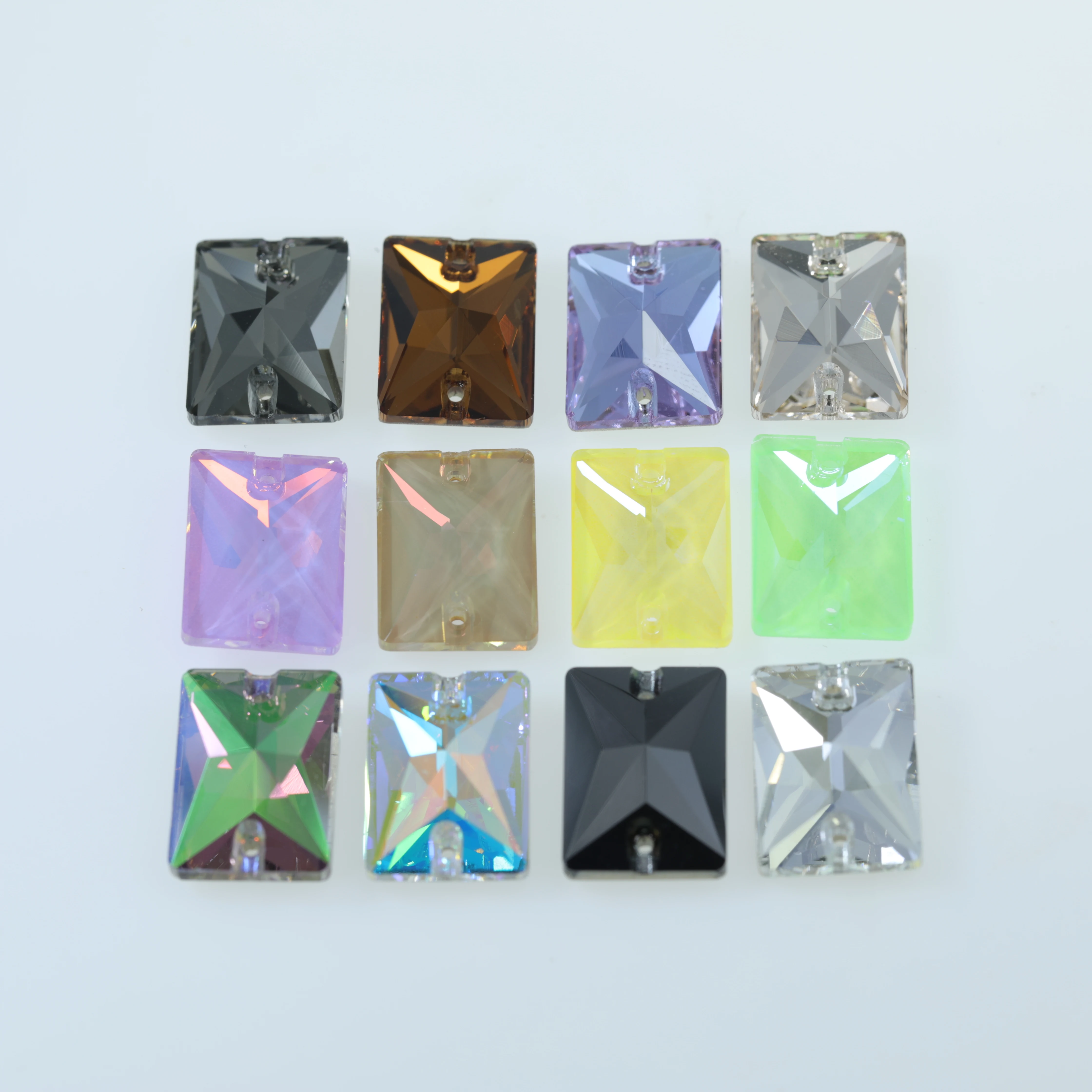 Rechteckiger Aufnähstein in Normalfarbe. Verschiedene Farben hochwertiger K9-Glasrhinestones mit flacher Rückseite zum Aufnähen. Glaskristall. – Detail 2