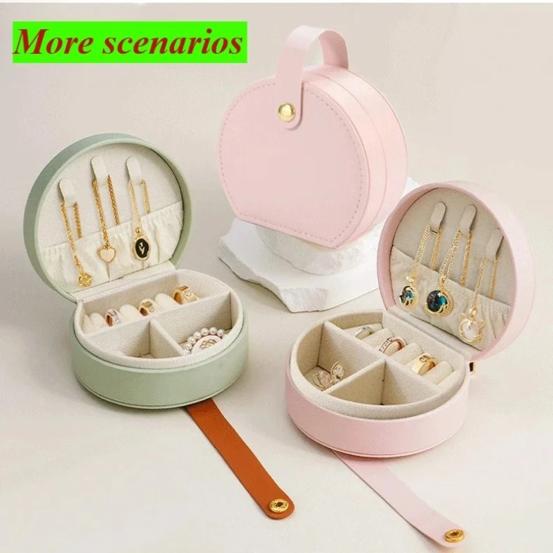 

Портативная круглая шкатулка для украшений с кнопкой, новая модель, ручная, для хранения ожерелий, серег, колец, из кожи, с твердой поверхностью.