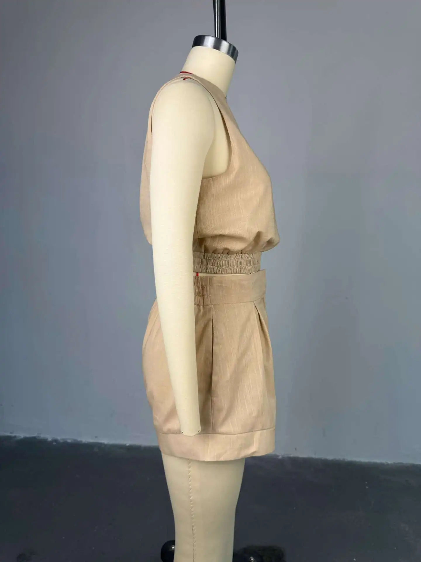 2025 été nouvelle mode femmes kaki couleur unie décontracté à la mode en vrac 2 pièces ensembles Slash cou hauts sans manche jambes larges Shorts