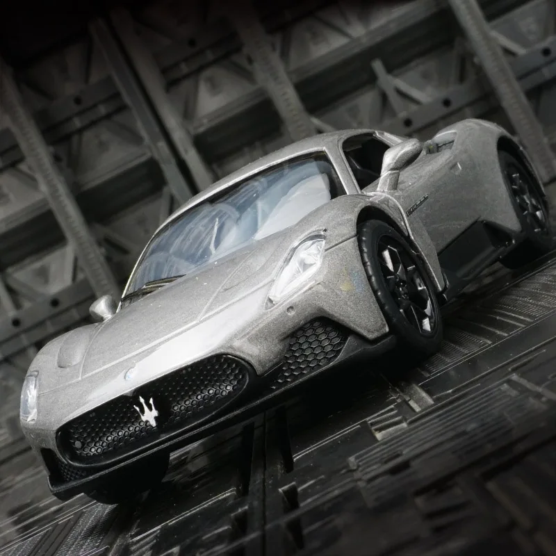 

1:33 simulation Maserati MC20 alloy car model ornament supercar door can open sound and light return gift