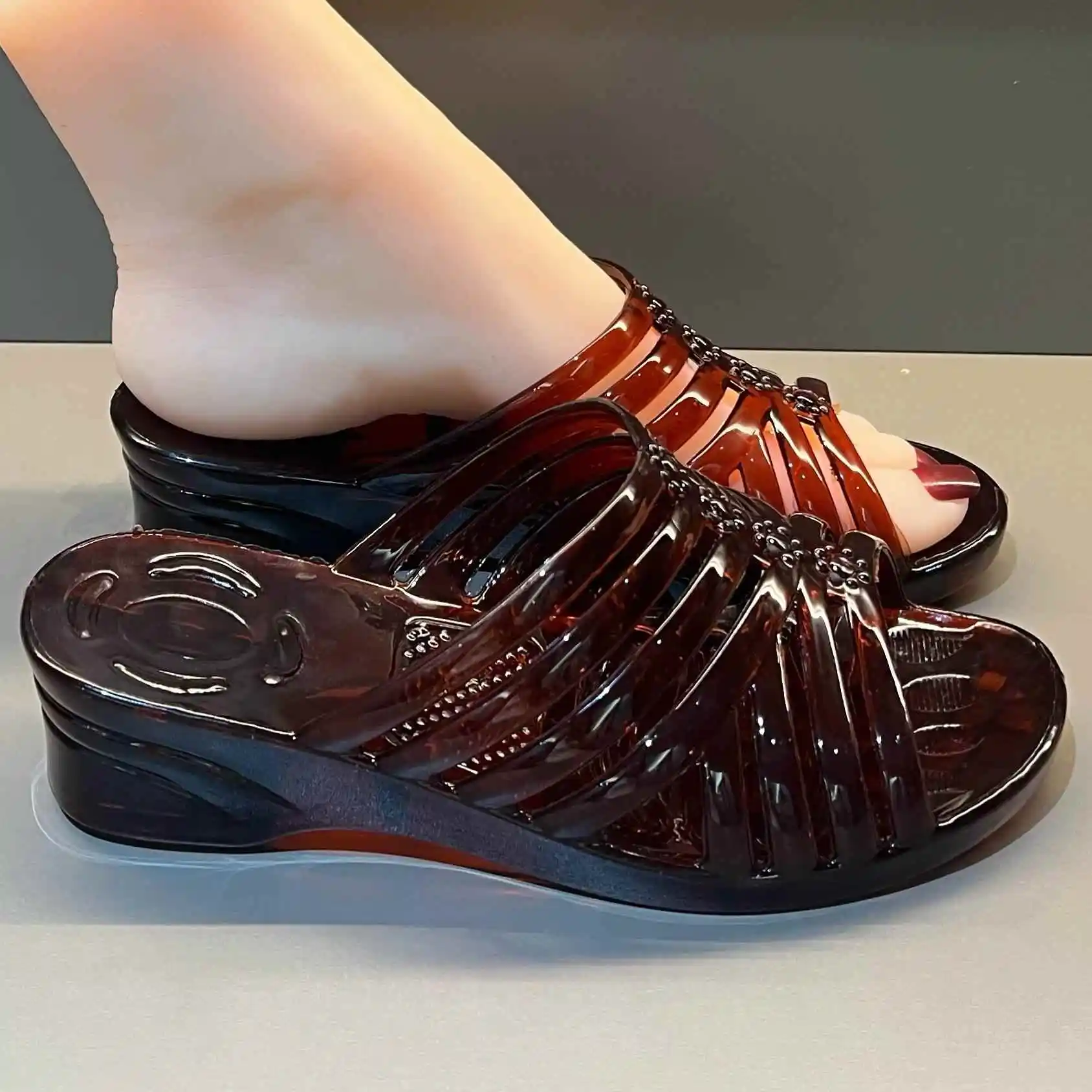 

Летние пластиковые тапочки на тонком каблуке, прозрачные, нескользящие, для дома, женские, повседневные, без застежек.