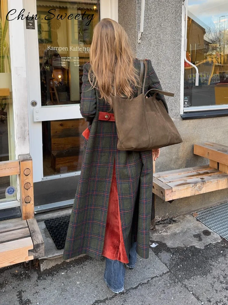 Elegancki płaszcz trencz w kontrastowe kraty damski z klapami, długie rękawy, jednorzędowy, z kieszeniami, wierzchni płaszcz na wiosnę 2026, odzież wierzchnia damska.