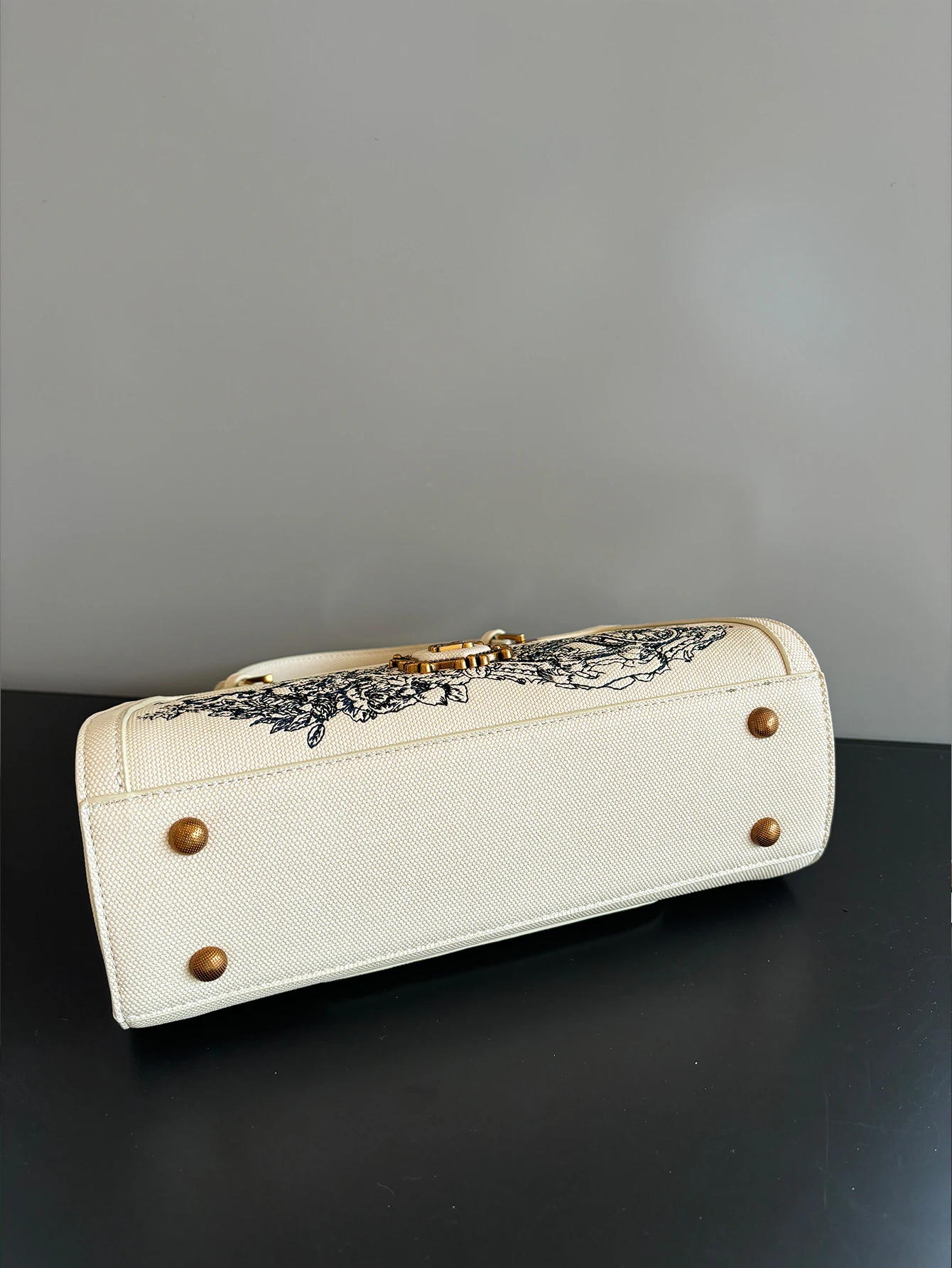 Trendy 2026 niche design, leisure and simple atmosphere, ladies handbag, exquisite embroidery thread bag, heavy industry hardwar