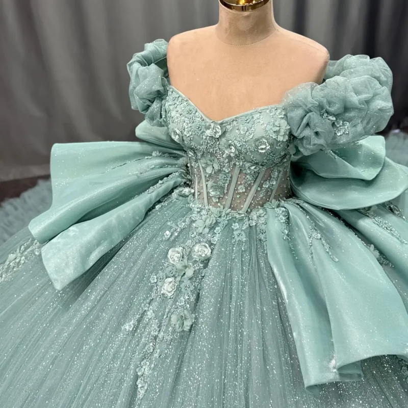 

Красное платье для церемонии Кинсеаньеро с открытыми плечами, золотистым блеском, кристаллическими аппликациями, длинным шлейфом и бантом, платье для 15-летия. ﻿ Индивидуальный заказ